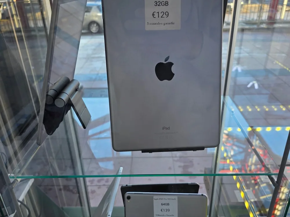 iPads in de vitrine met prijskaartjes